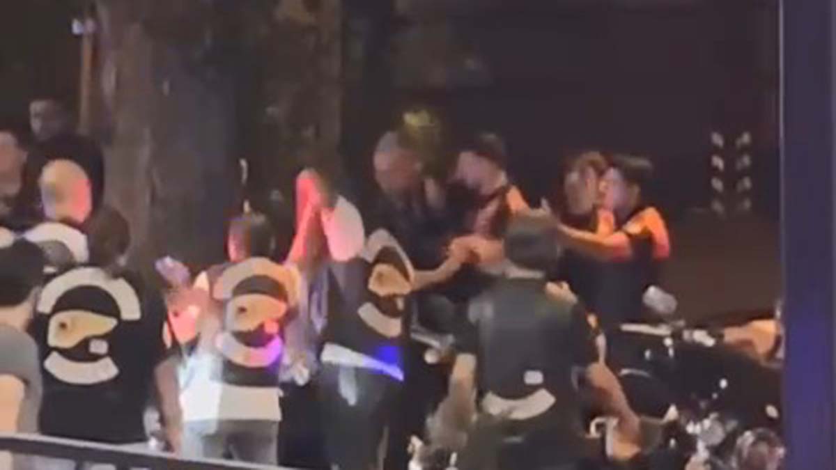 Polislerle motosikletli grup arasında arbede çıktı