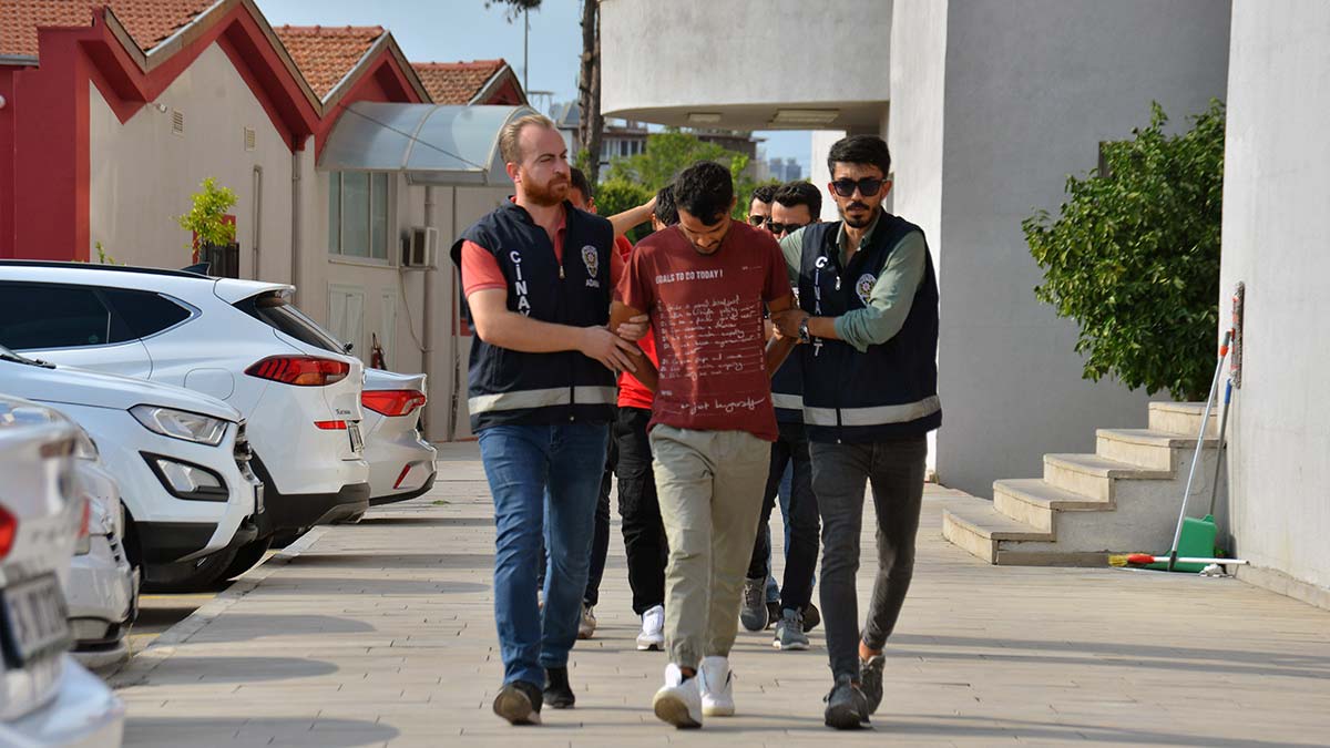 Pompalı tüfekle 3 polisi yaraladı