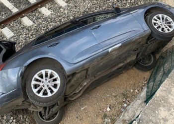 Raylara düşen otomobilin sürücüsü yaralandı
