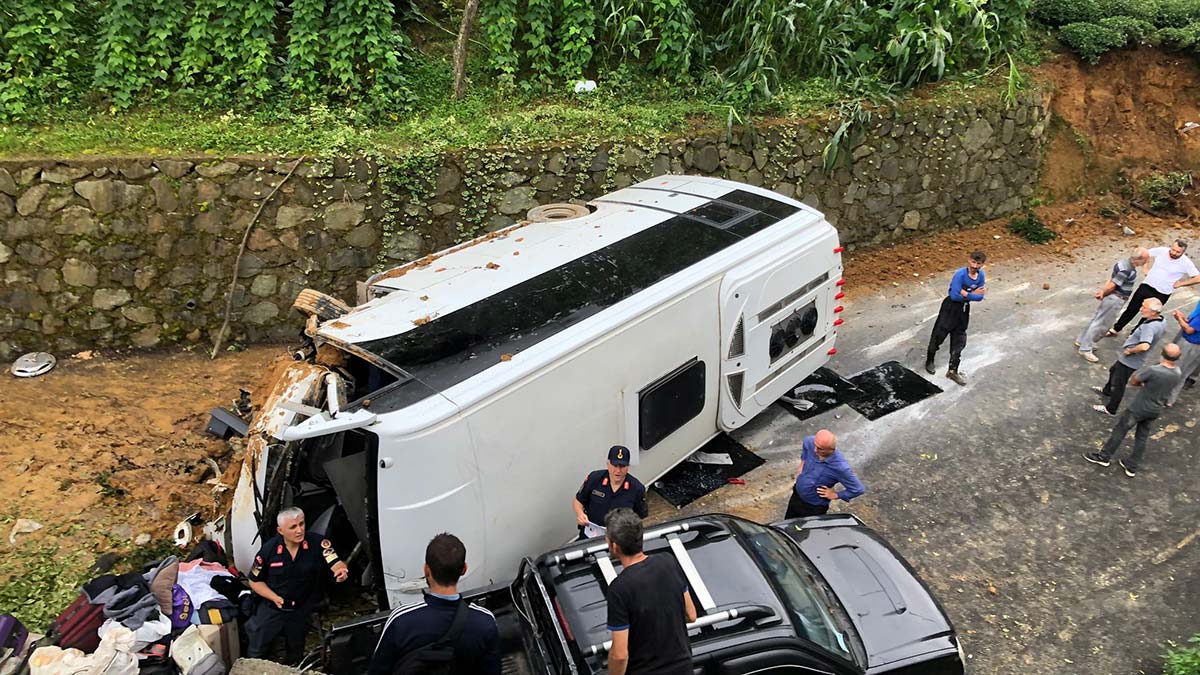 Rize'de tur midibüsü devrildi: 24 yaralı