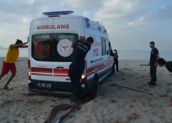Sahilde kuma saplanan ambulansı itfaiye kurtardı