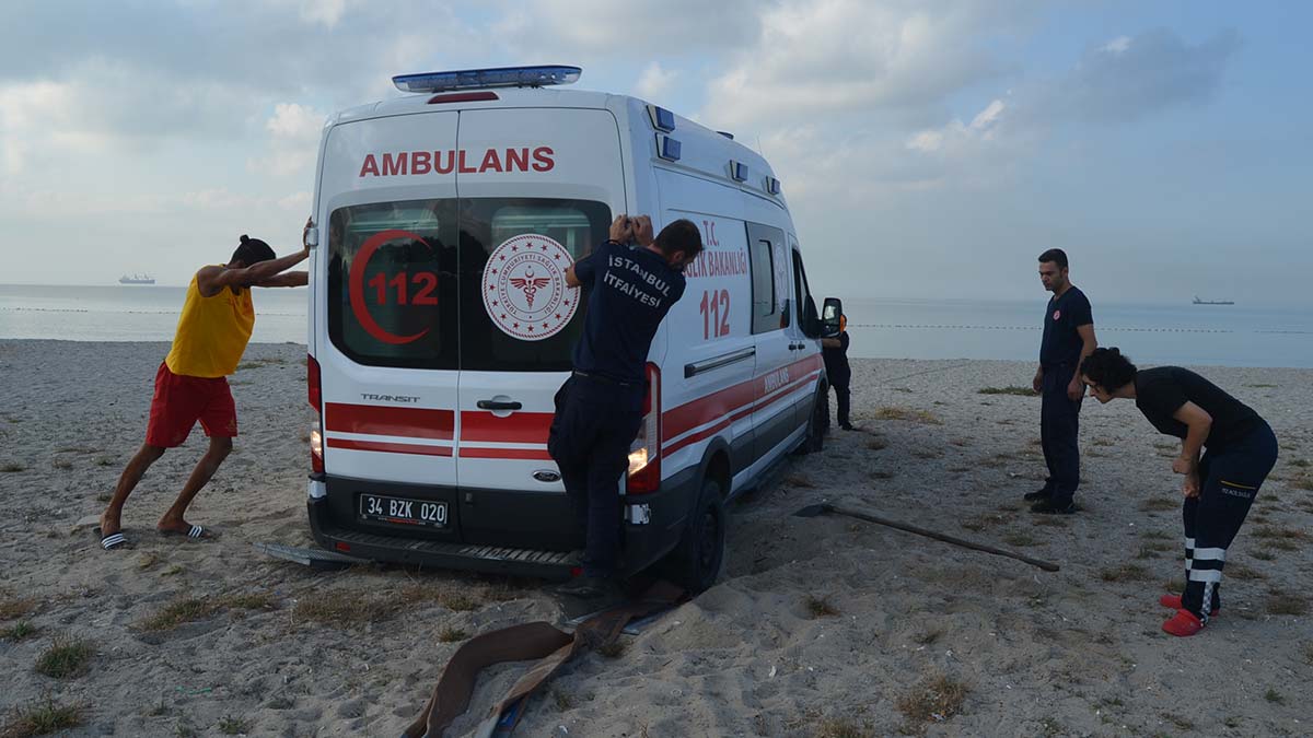Sahilde kuma saplanan ambulansı itfaiye kurtardı
