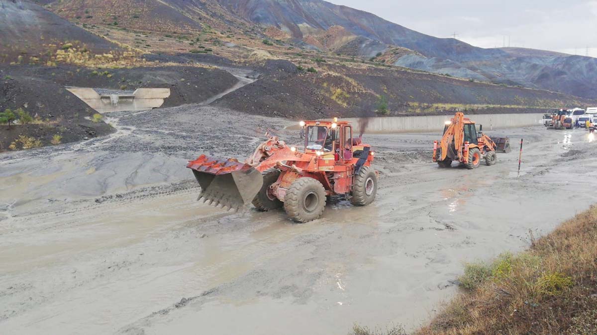 Sakaltutan Geçidi'nde heyelan