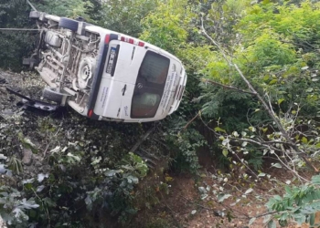 Şarampole devrilen minibüsteki 8 kişi yaralandı
