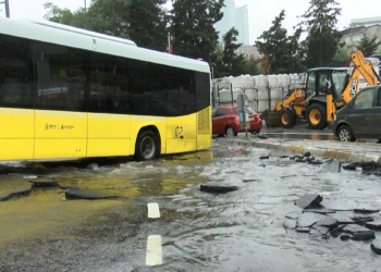 Sarıyer'de yol çöktü, Kağıthane'de toprak kaydı
