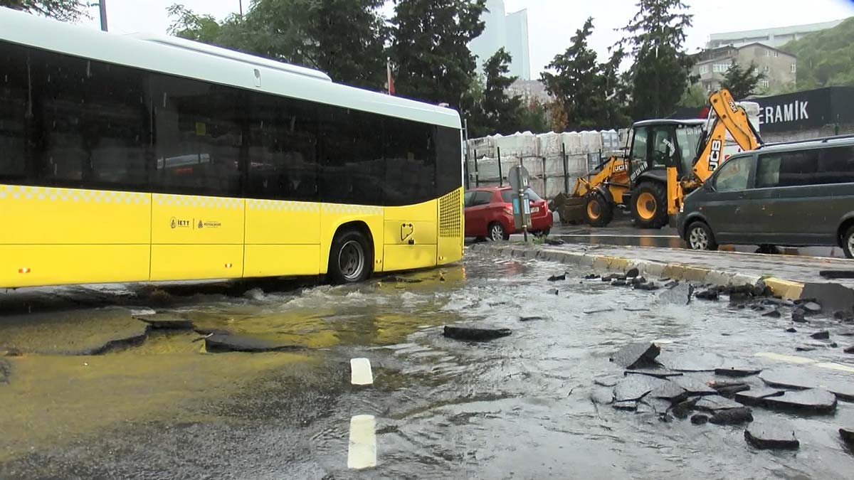 Sarıyer'de yol çöktü, Kağıthane'de toprak kaydı