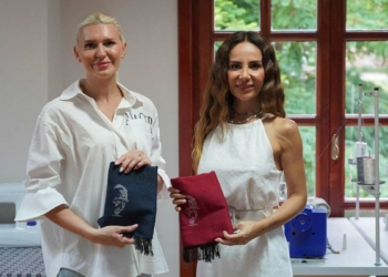 Şarkıcı Betül Demir, kendisine şal dokudu