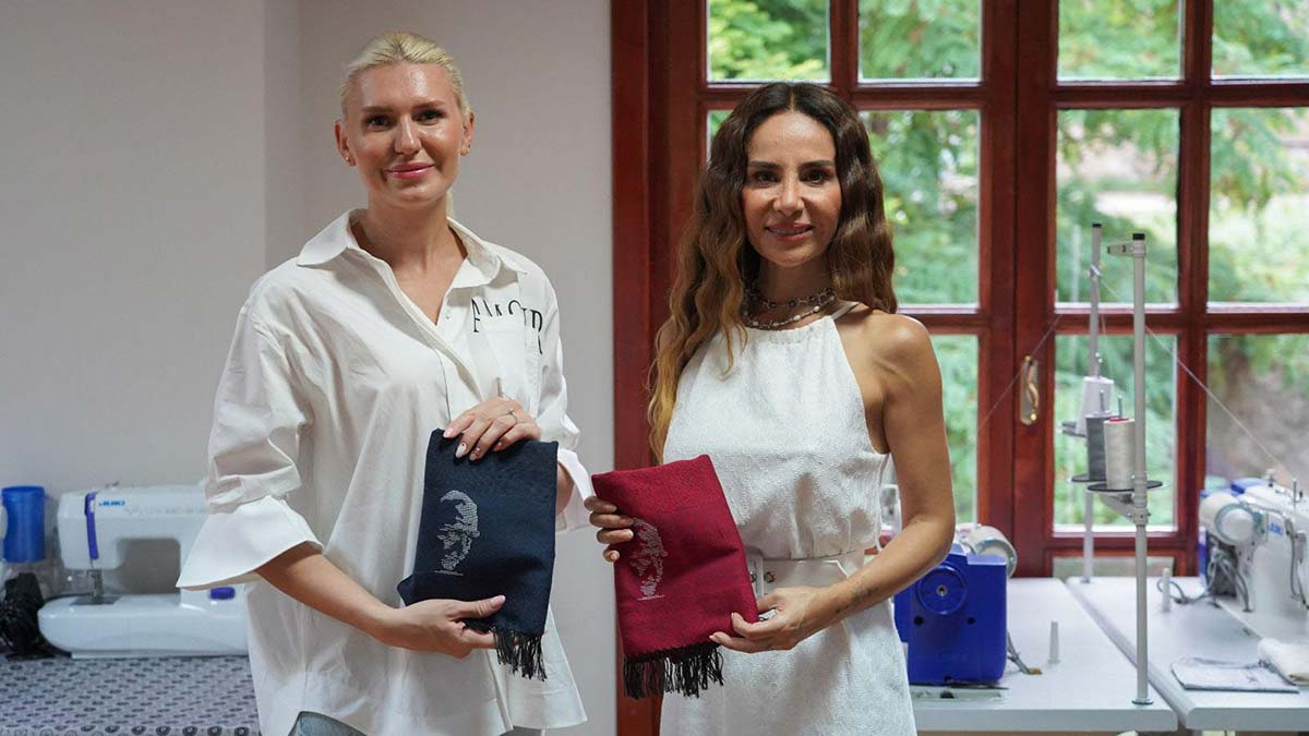 Şarkıcı Betül Demir, kendisine şal dokudu