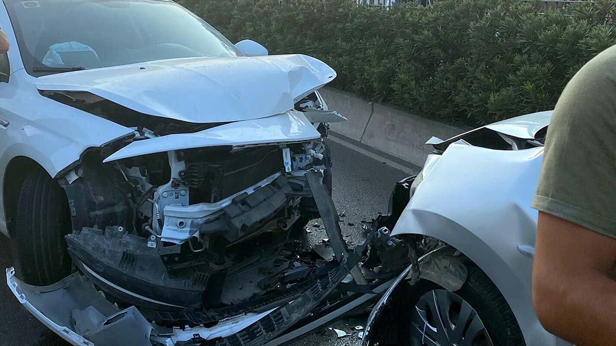 Savcı ve kızlarının yaralandığı kaza kamerada