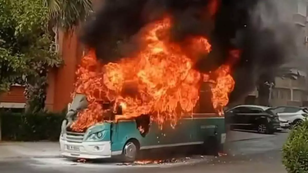 Seyir halindeki yolcu minibüsünde yangın