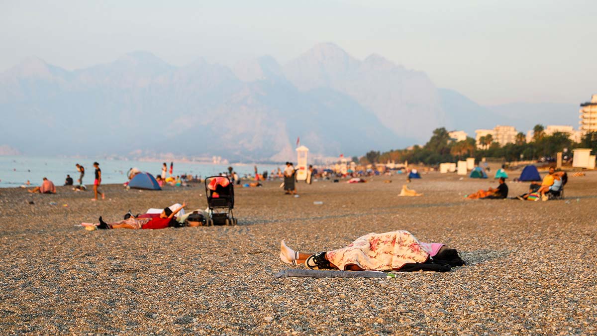 Sıcaktan bunalan Antalyalılar sahilde sabahlıyor