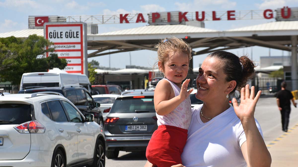 Sınır kapılarından 1 milyon 872 bin kişi geldi