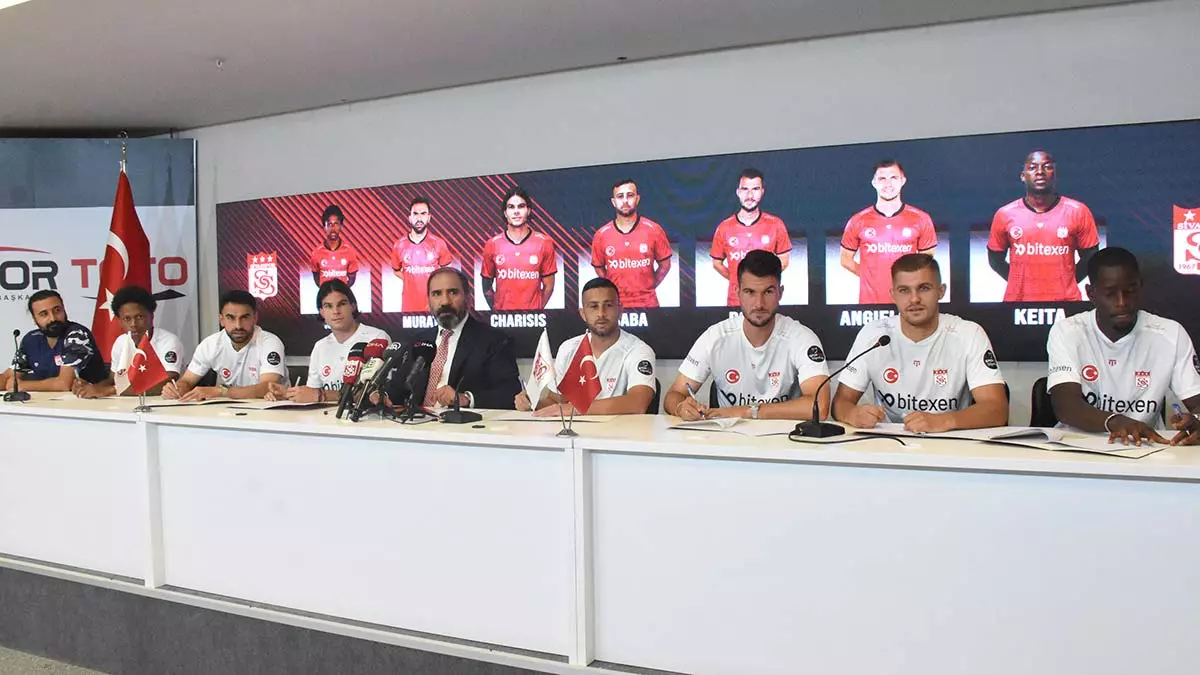 Sivasspor'un yeni transferleri için imza töreni