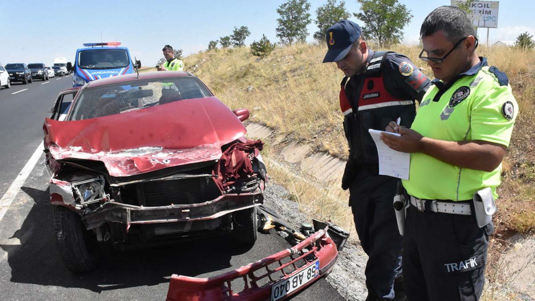 Sivas'ta otomobil bariyerlere çarptı; 5 yaralı