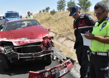 Sivas'ta otomobil bariyerlere çarptı; 5 yaralı