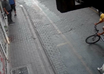 Sokak köpekleri bisikletlilere saldırdı