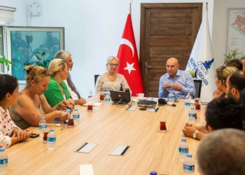 Soyer, Konak Muhtarlar Derneği üyeleriyle görüştü