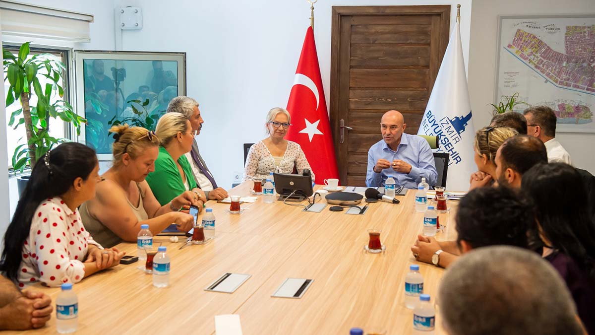 Soyer, Konak Muhtarlar Derneği üyeleriyle görüştü