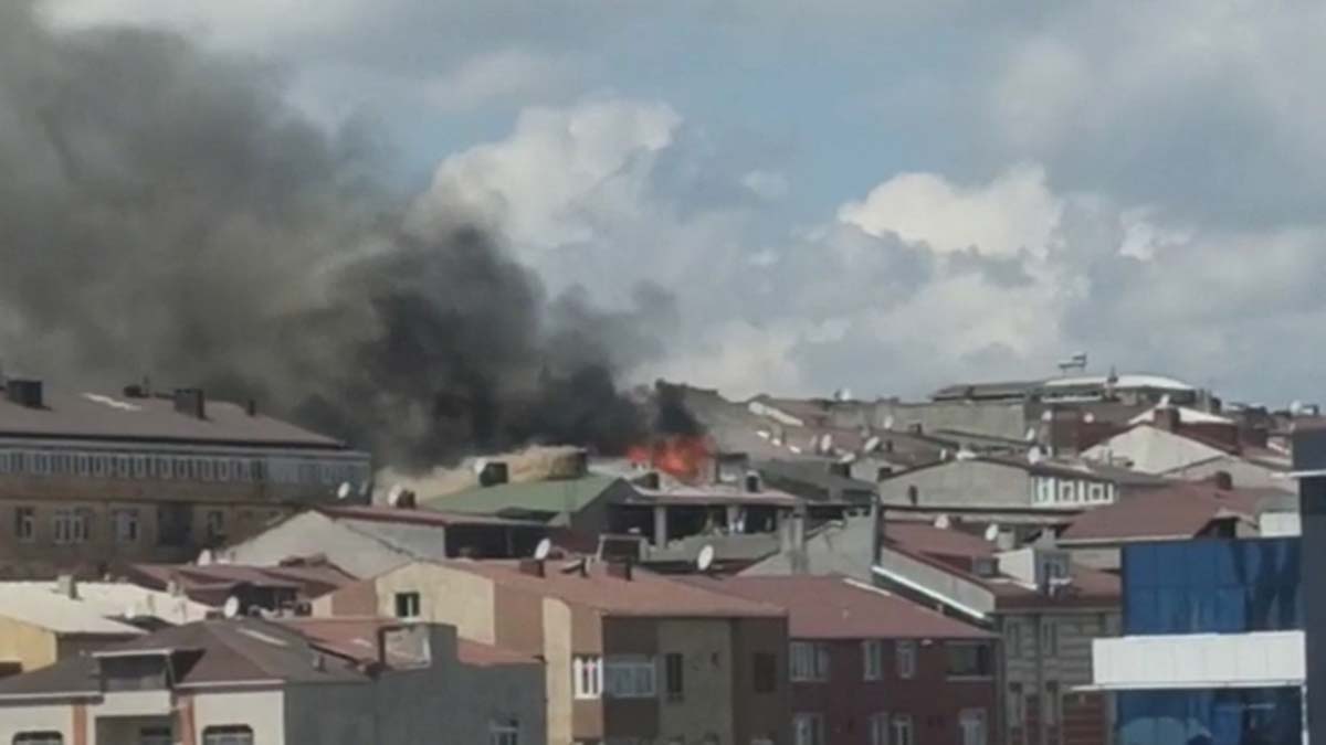 Sultangazi'de binanın çatısında yangın çıktı