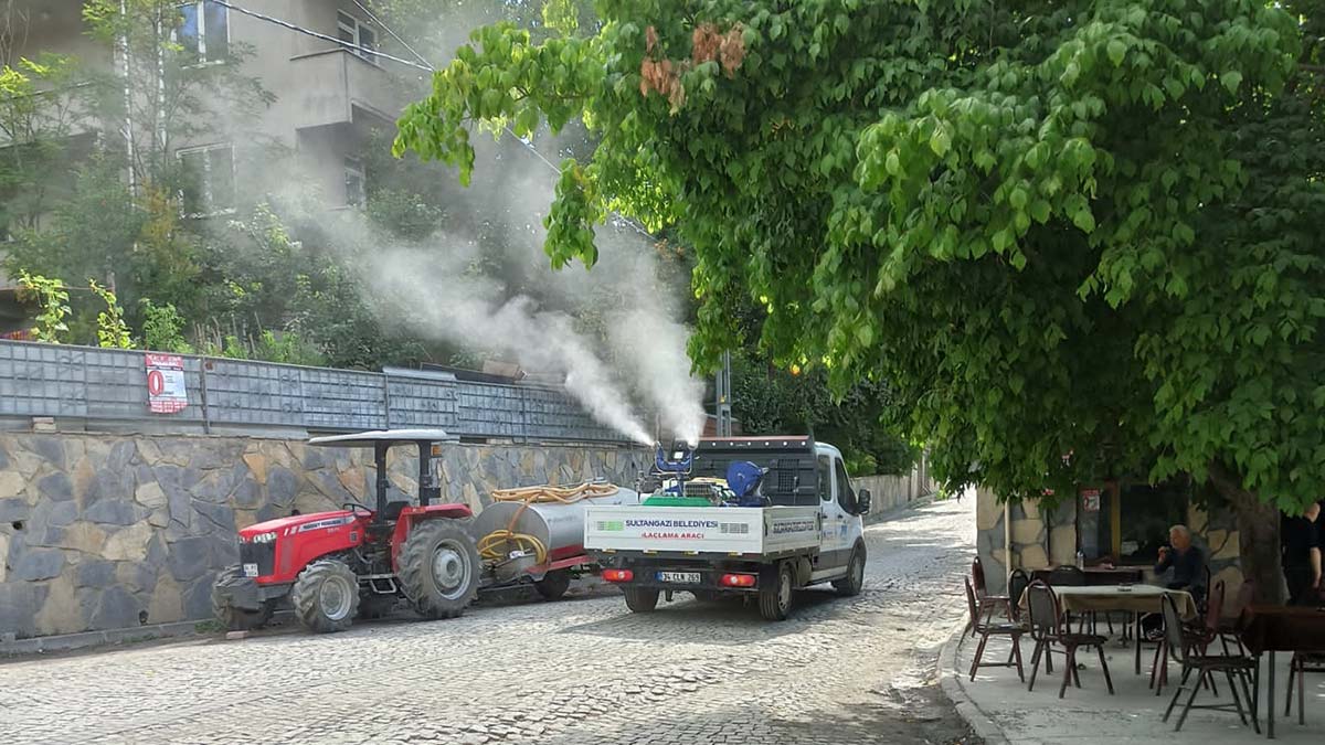 Sultangazi'de haşerelerle mücadele devam ediyor