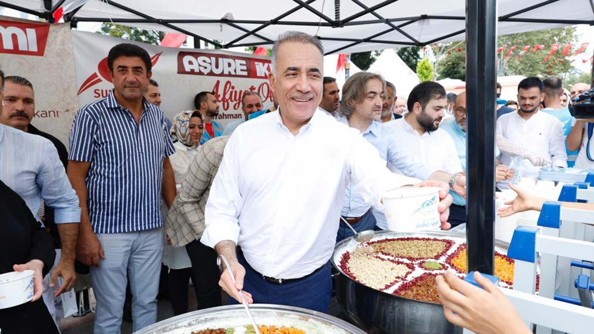 Sultangazi'de vatandaşlara aşure dağıtıldı