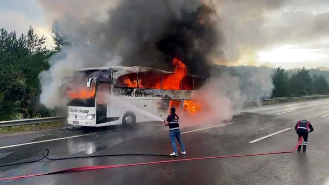 TEM'de yolcu otobüsü alev aldı