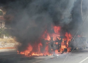 TIR ile otomobil kafa kafaya çarpıştı