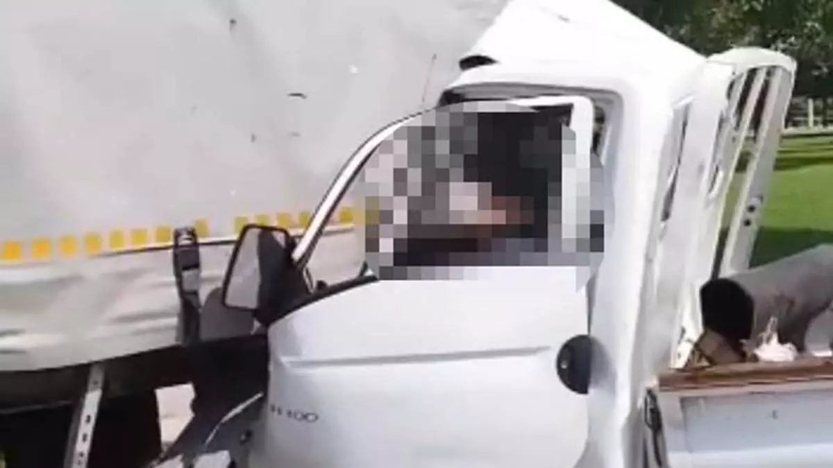 Tir'a çarpan kamyonetin sürücüsü öldü