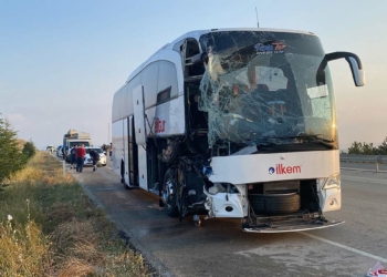 TIR'a otobüs ve kamyon çarptı: 2 ölü, 5 yaralı