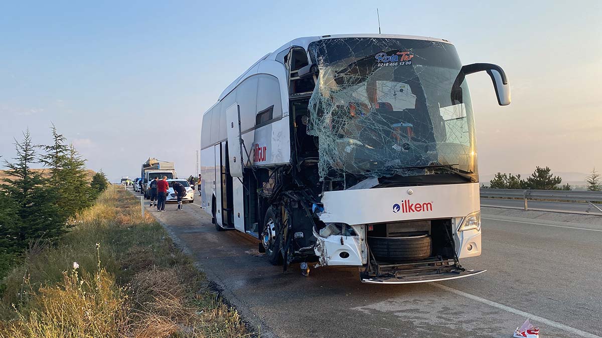 TIR'a otobüs ve kamyon çarptı: 2 ölü, 5 yaralı