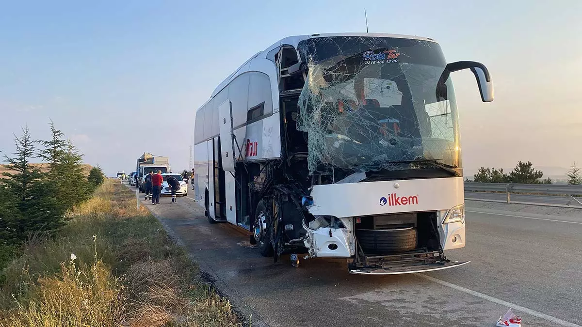Tir'a otobüs ve kamyon çarptı: 2 ölü, 5 yaralı
