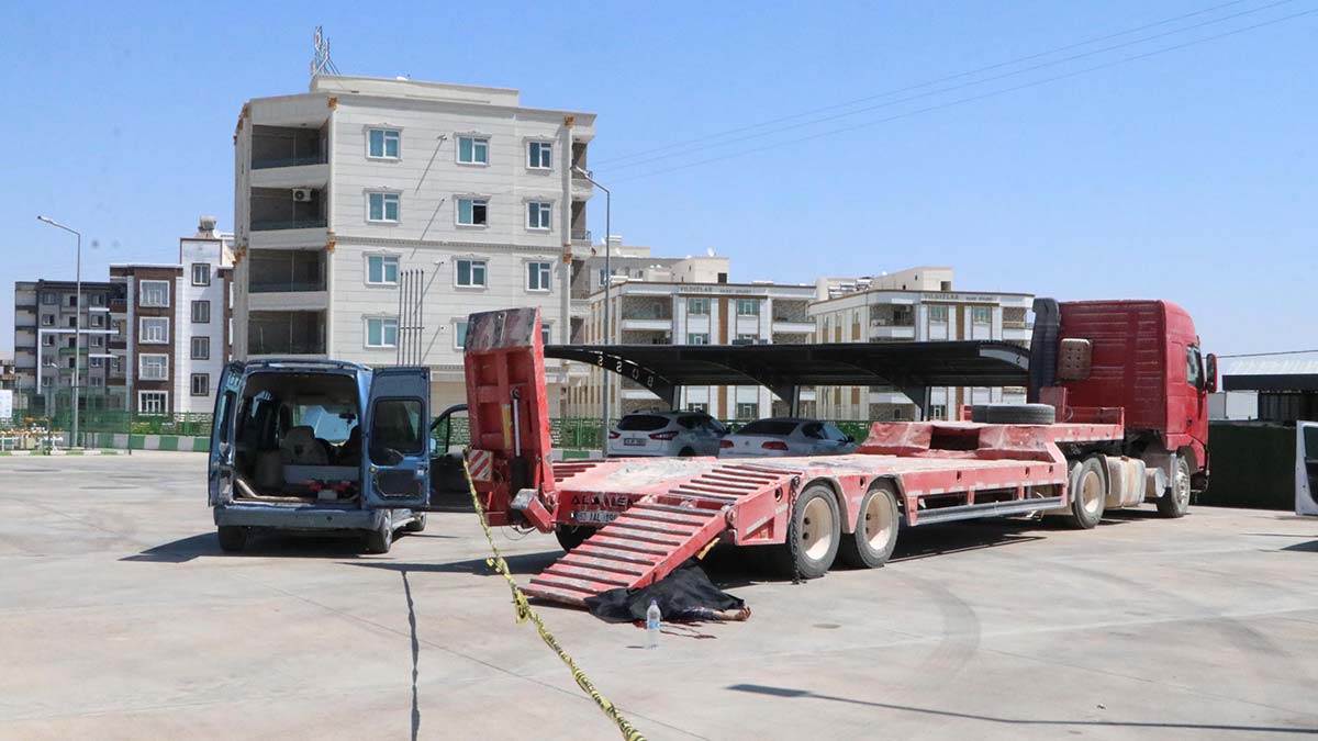 TIR'ın yükleme rampası altında kalan usta öldü