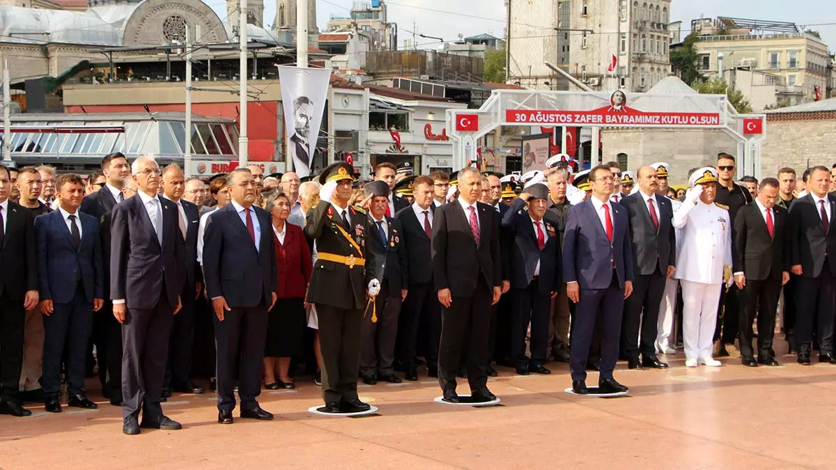 Taksim'de 30 ağustos zafer bayramı töreni