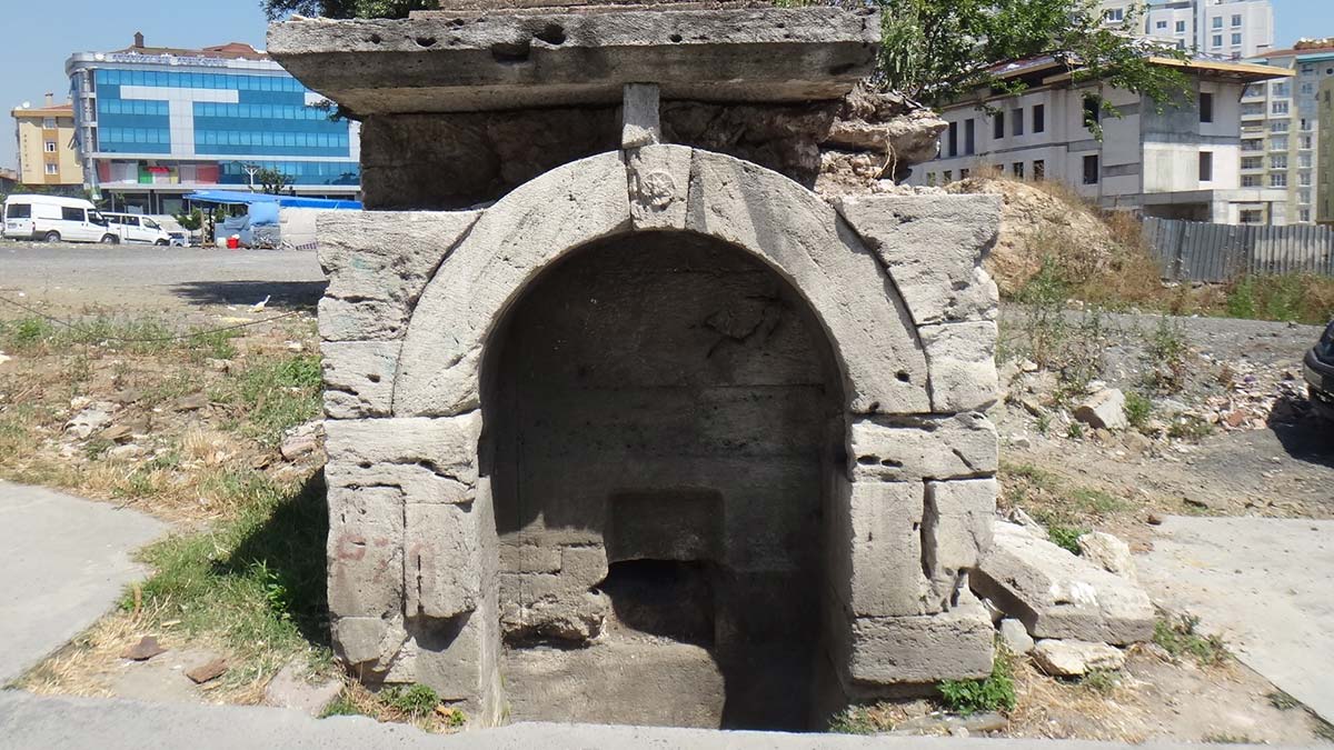Tarihi Seyitnizam Çeşmesi yeni yerine taşınıyor