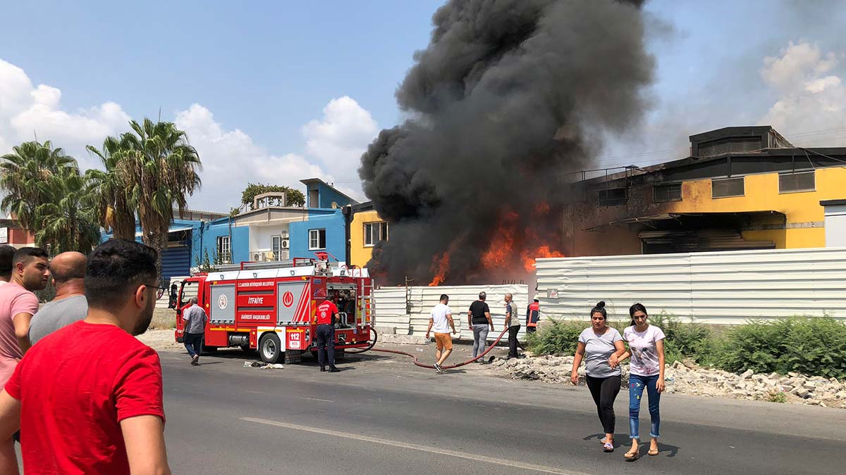 Tarsus'ta geri dönüşüm tesisinde yangın