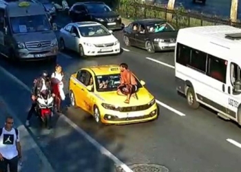 Tartışma sonrası taksi üstünde yolculuk