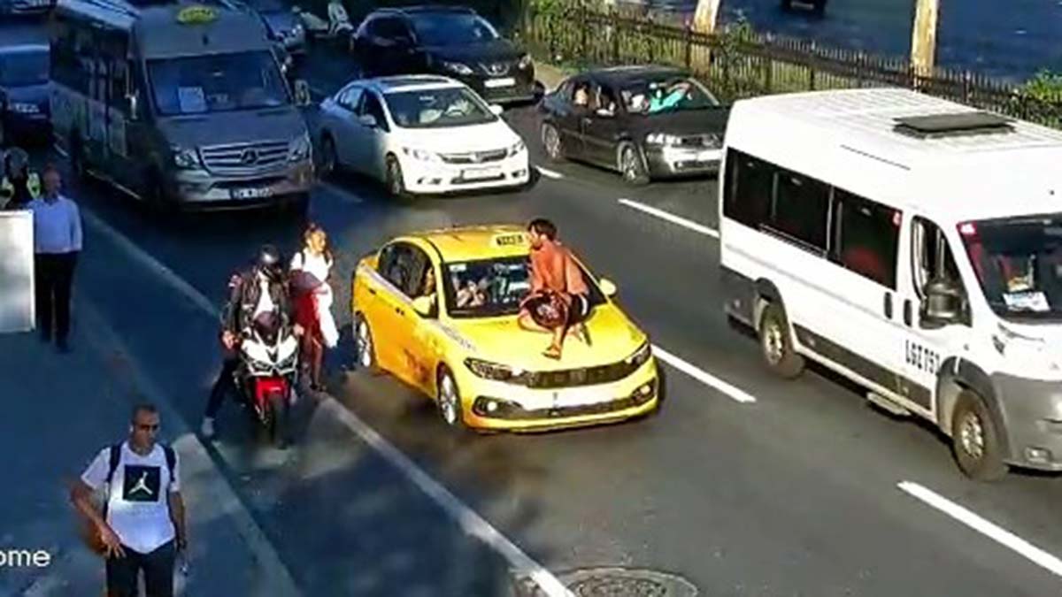 Tartışma sonrası taksi üstünde yolculuk