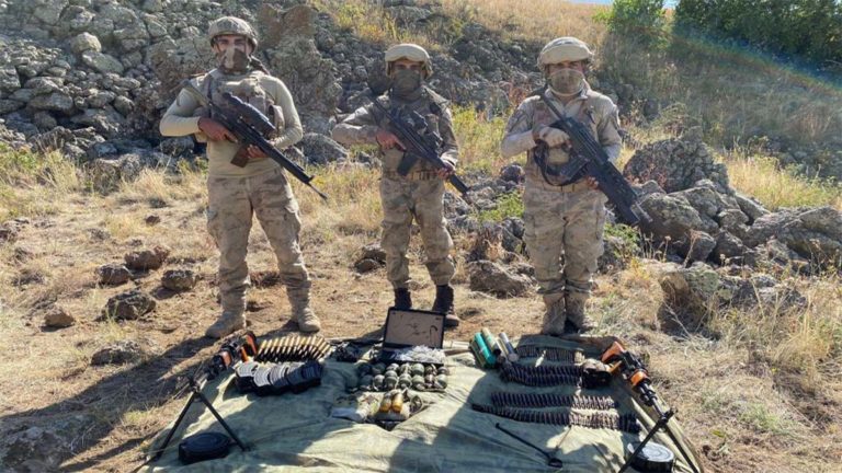 Tendürek’te PKK’ya ait çok sayıda silah ele geçirildi