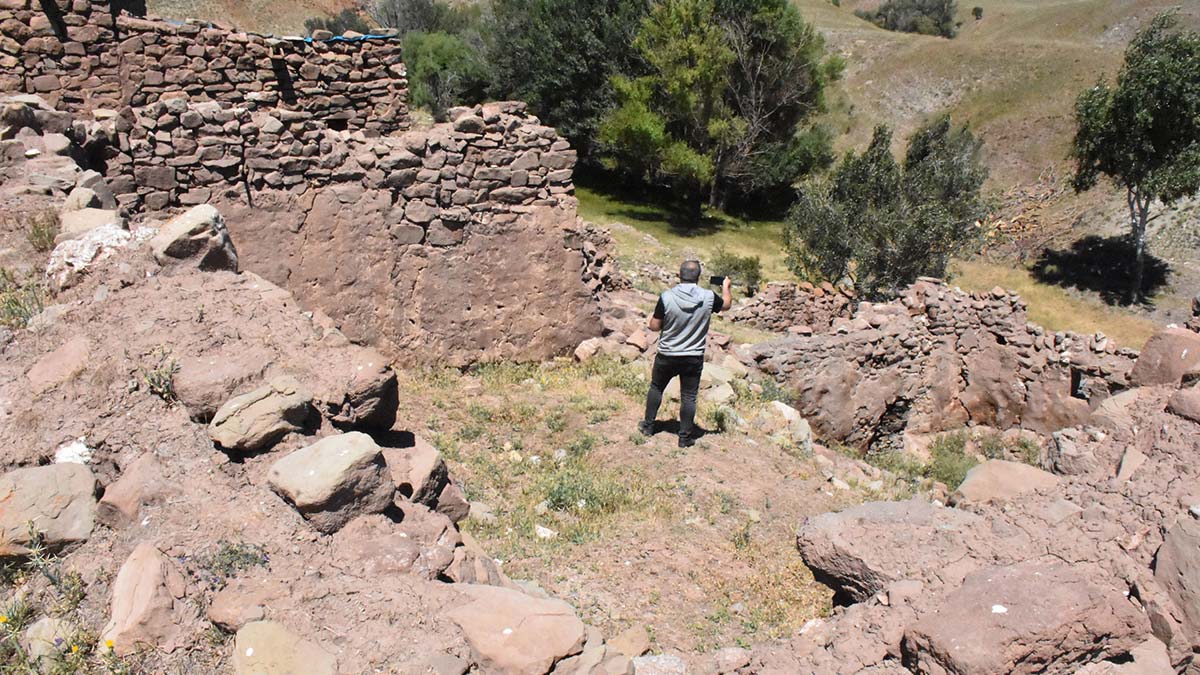 Terk edilen Ağıl köyünde defineci talanı