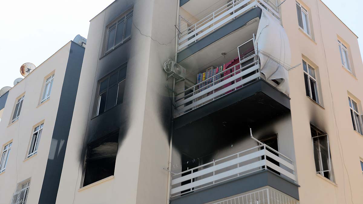 Terk edilince evi ateşe verdi