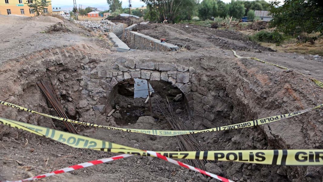 Tunceli'de tarihi kemer köprü ortaya çıktı
