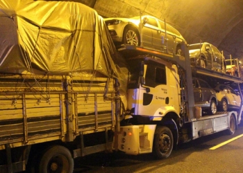 Tünel'de 3 TIR ve 1 kamyonet birbirine girdi