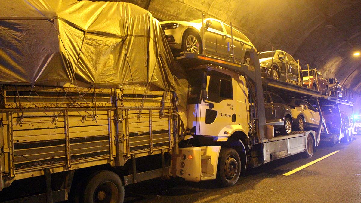 Tünel'de 3 TIR ve 1 kamyonet birbirine girdi