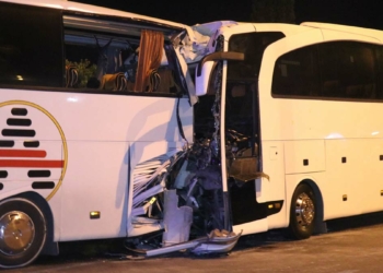 Tur ile yolcu otobüsleri çarpıştı: 25 yaralı