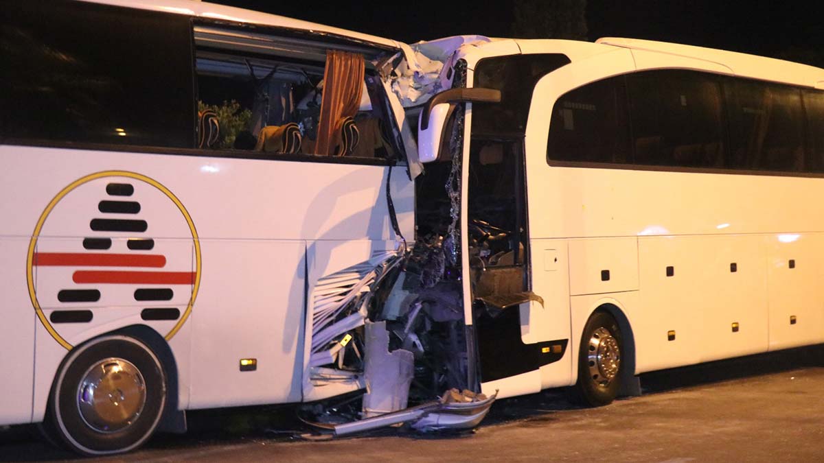 Tur ile yolcu otobüsleri çarpıştı: 25 yaralı