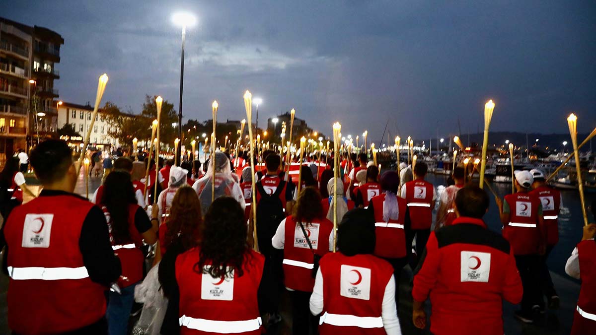 Türk Kızılay'ından Hilal-i Ahmer'e Vefa Yürüyüşü