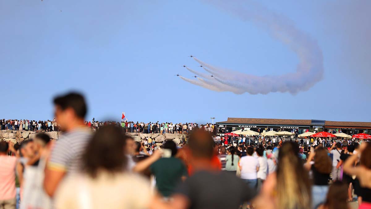 Türk Yıldızları 'TEKNOFEST Karadeniz' için uçtu