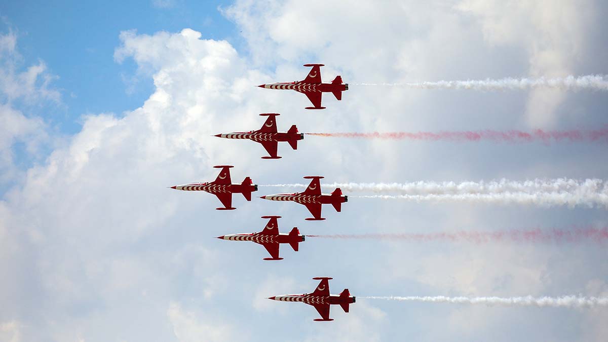 Türk Yıldızları'ndan Büyük Taarruz uçuşu