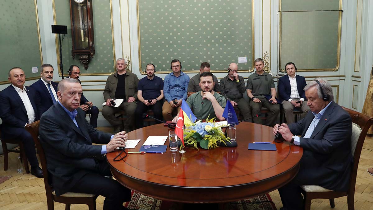 Üçlü Zirve Potoçki Sarayı'nda başladı