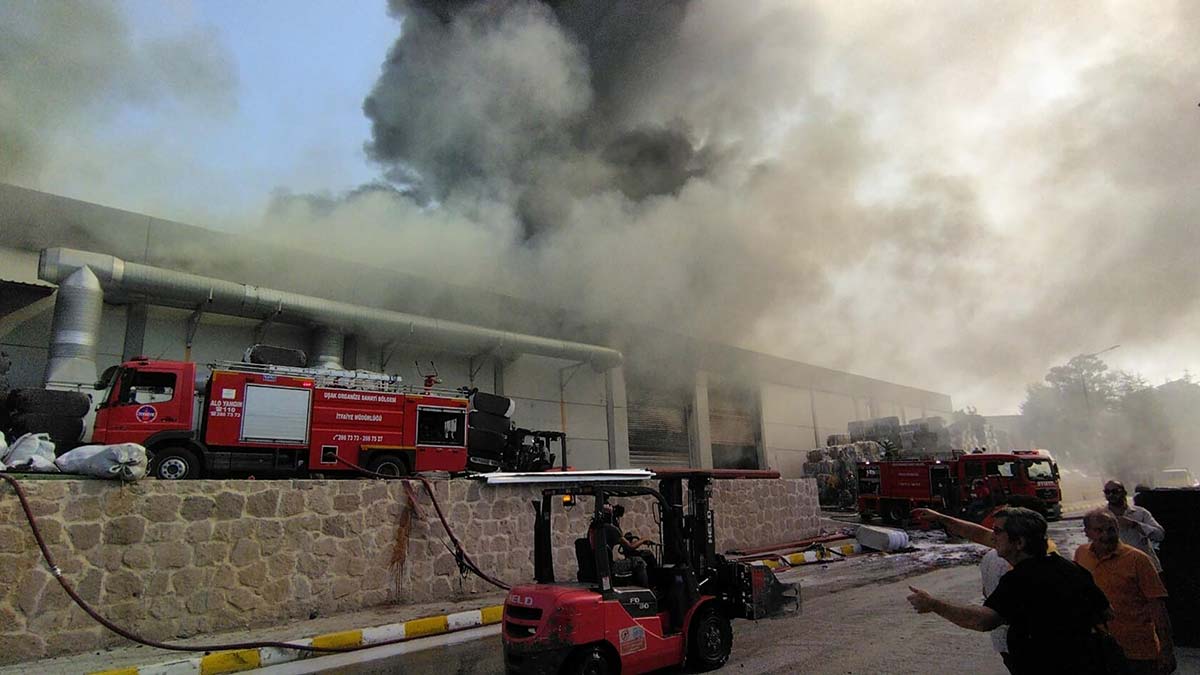 Uşak'ta iplik fabrikasında yangın